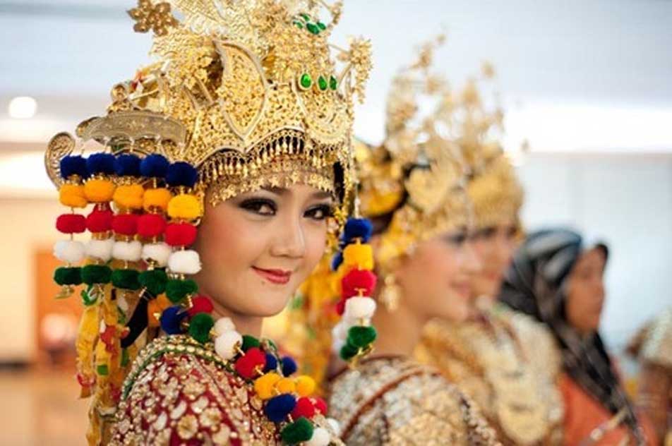 The gilded costume of South Sumatran Gending Sriwijaya dance invoked the splendor of the Srivijaya Empire. 