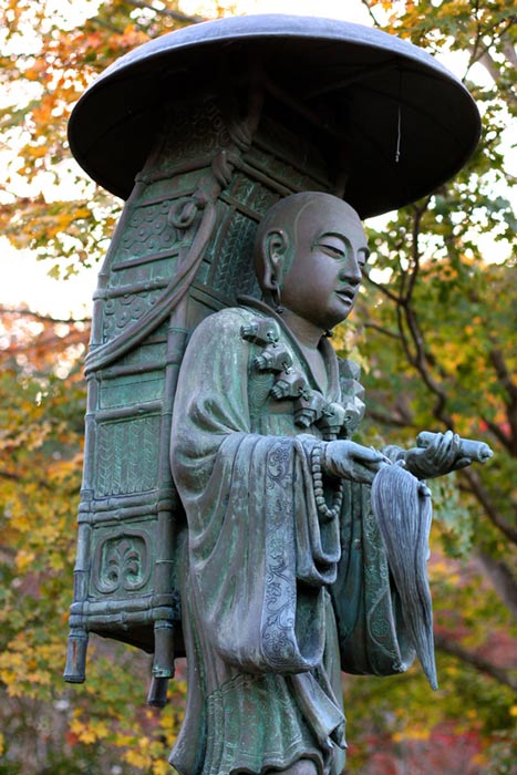 A statue of the legendary Xuanzang.