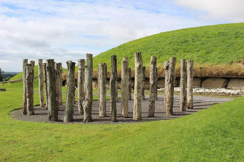 The Knowth Timber Circle was built between 2800 and 2500 BC near the eastern entrance to Hill 1 of Knowth in County Meath , Ireland. 