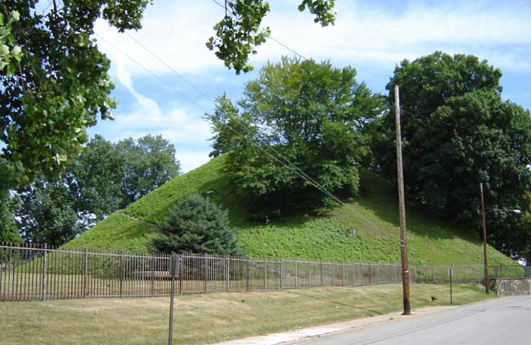 Adena Mound. West Virginia - Moundsville - Adena Indian Mound 100 BC -500 AD. (Mike Sharp/WT Shared/CC BY-SA 3.0)