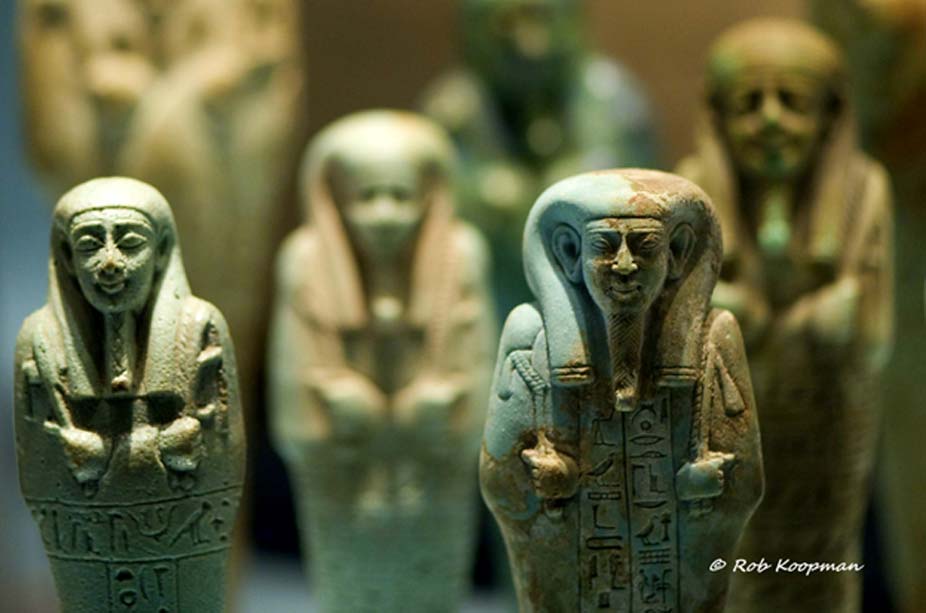 An army of funerary servant figurines made of faience stand guard, ready to do their master’s bidding in the Afterlife. The number of shabtis in a burial reflected the owner’s status and prestige whilst alive. Rijksmuseum van Oudheden, Leiden. (Photo:Rob Koopman/CC BY-SA 2.0)