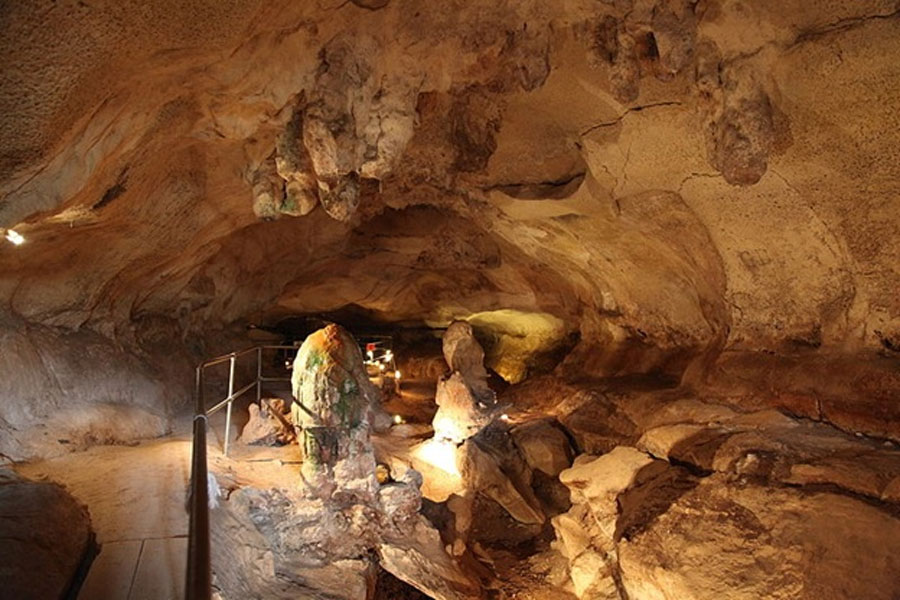 Cave of Għar Dalam (Public Domain)