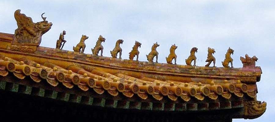 Ceramic figures decorating the Hall of Supreme Harmony at the Imperial Palace Museum. The 10 mystical beasts indicate the highest status in the empire for this building (CC BY-SA 1.0)