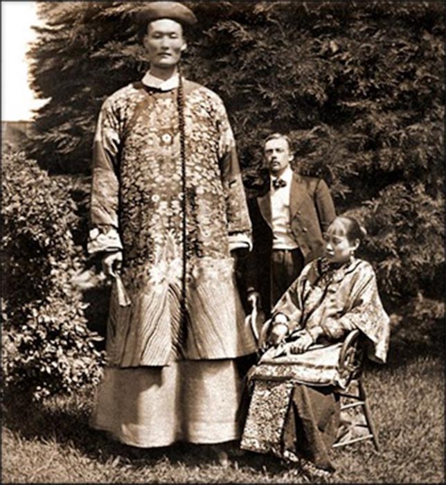 Chang Woo Gow was reportedly 2.30 meters (seven feet, nine inches) tall at 19 years of age and he grew to an estimated 2.40 meters (eight feet ) (CC BY-SA 2.0)