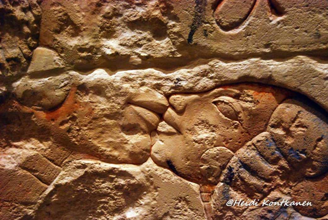 Detail of a talatat block from Amarna supposedly shows Kiya with her unnamed daughter. It is also suggested that this is Nefertiti and Meritaten. Brooklyn Museum, New York.