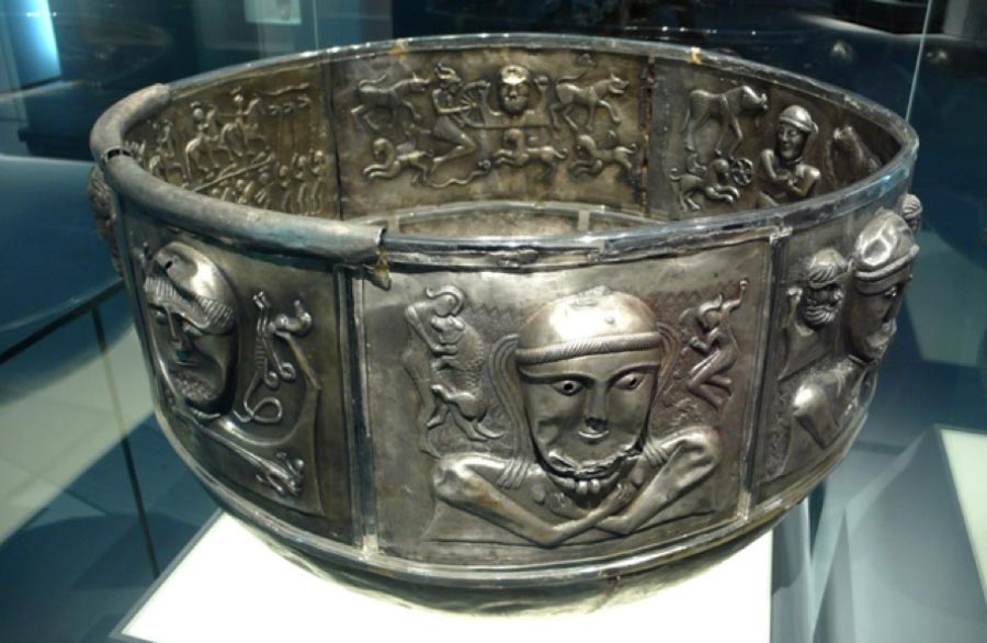 Discovered in Gundestrup, Denmark and dating to 1500 BC this Celtic cauldron is made from 13 silver plates weighing almost nine kg. History Museum Bern. (CC BY-SA 2.0)