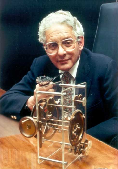 Dr. Derek J. de Solla Price (1922–1983) with a model of the Antikythera mechanism. (Public Domain)