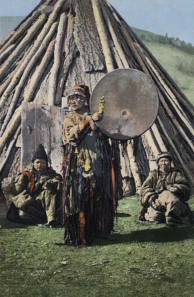 Example of an Altai shaman with a drum. (Public Domain)