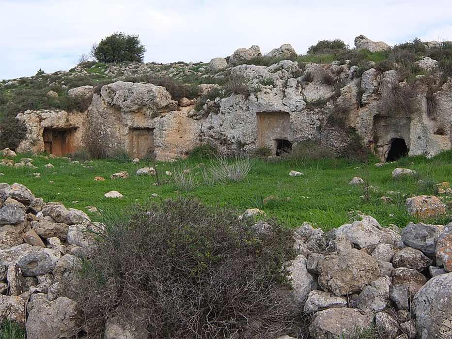 Examples of kokhim (burial shafts) in Israel (Davidbena/ CC BY-SA 4.0)