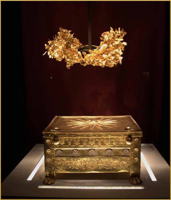Golden Larnax with the Sun of Vergina on the lid that contains the remains from the burial of King Philip II of Macedonia and the royal golden wreath. Verginia Museum (DocWoKav/CC BY-SA 4.0)