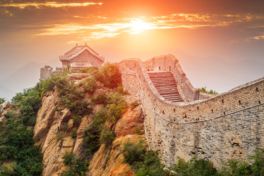 Great wall under sunshine during sunset in Beijing, China ( Zhao jiankang / Adobe Stock)