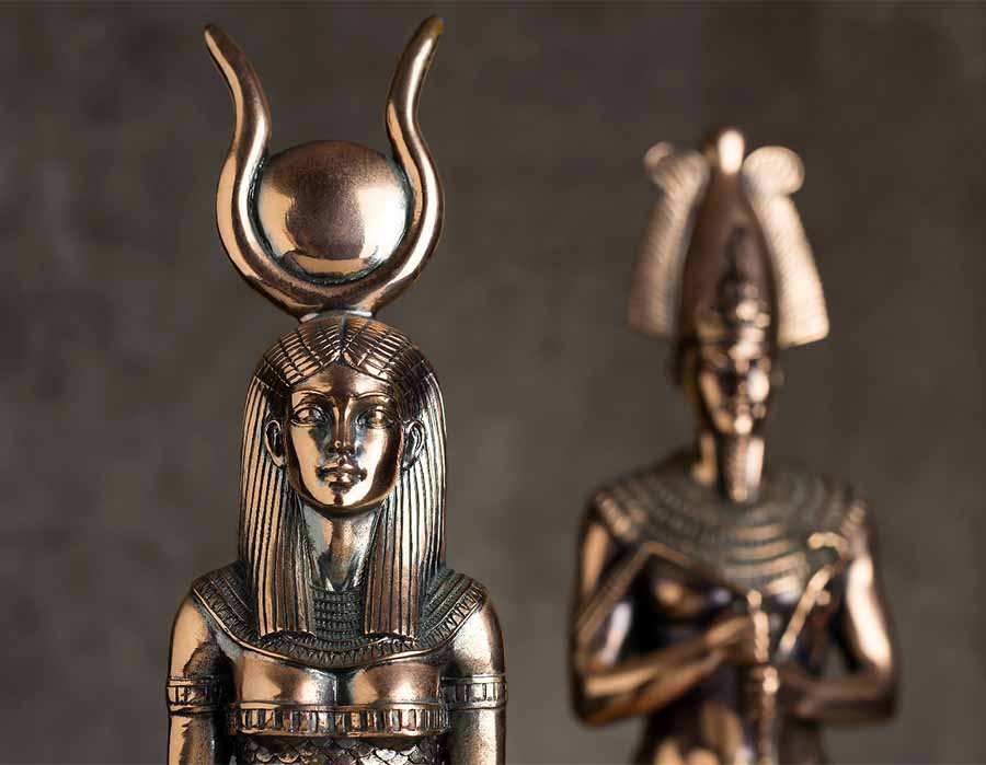 Isis with Osiris in the background ( OLGA RA/ Adobe Stock)