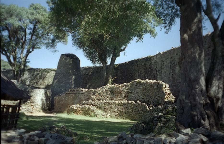 Inside of the Great Enclosure which is part of the Great Zimbabwe ruins. (Public Domain)