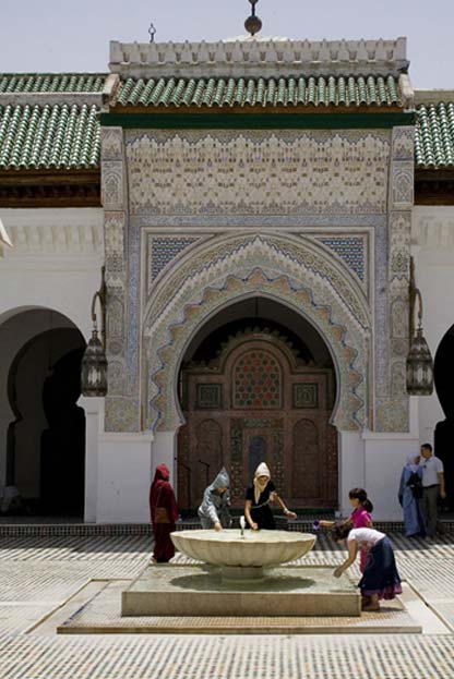 Modern women at the fountain of the University of Al-Qarawiyyin (CC BY-SA 3.0)