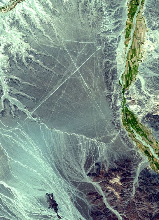 Figure 02. Satellite image of an area with lines; north is oriented to the right (coordinates: 14.7°S, 75.0°W).