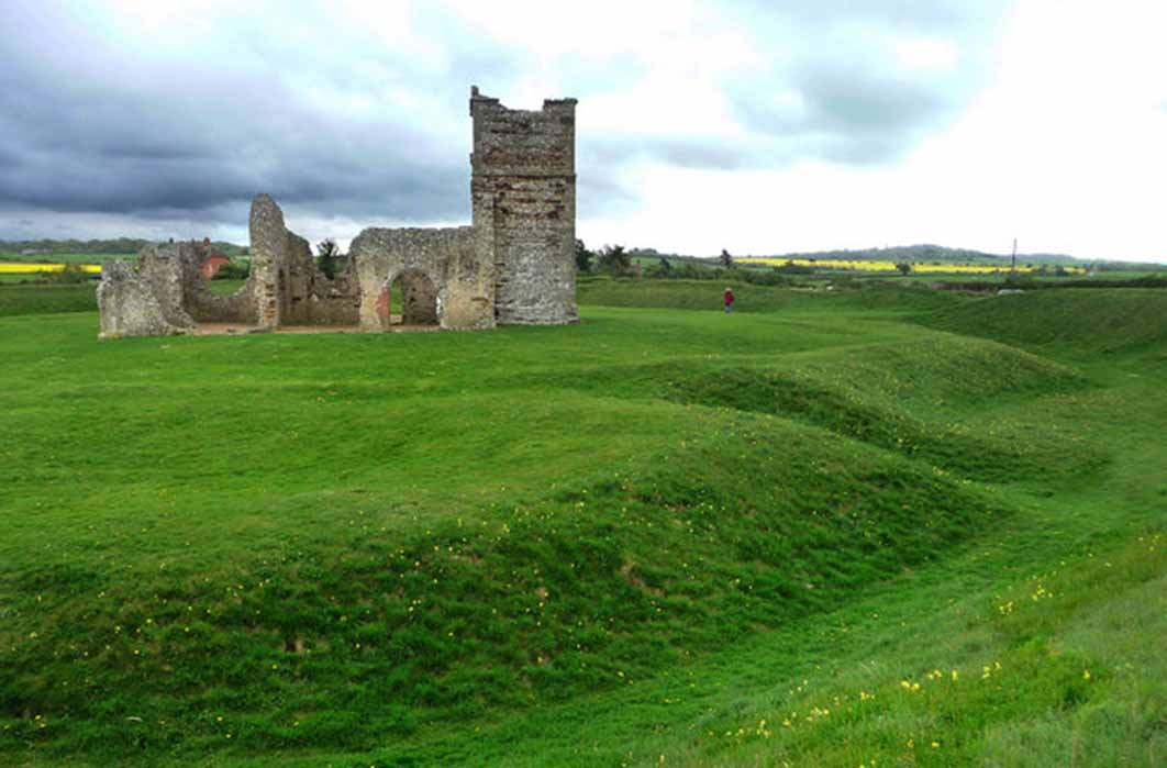 Remains of Knowlton church and henge (CC BY-SA 2.0)