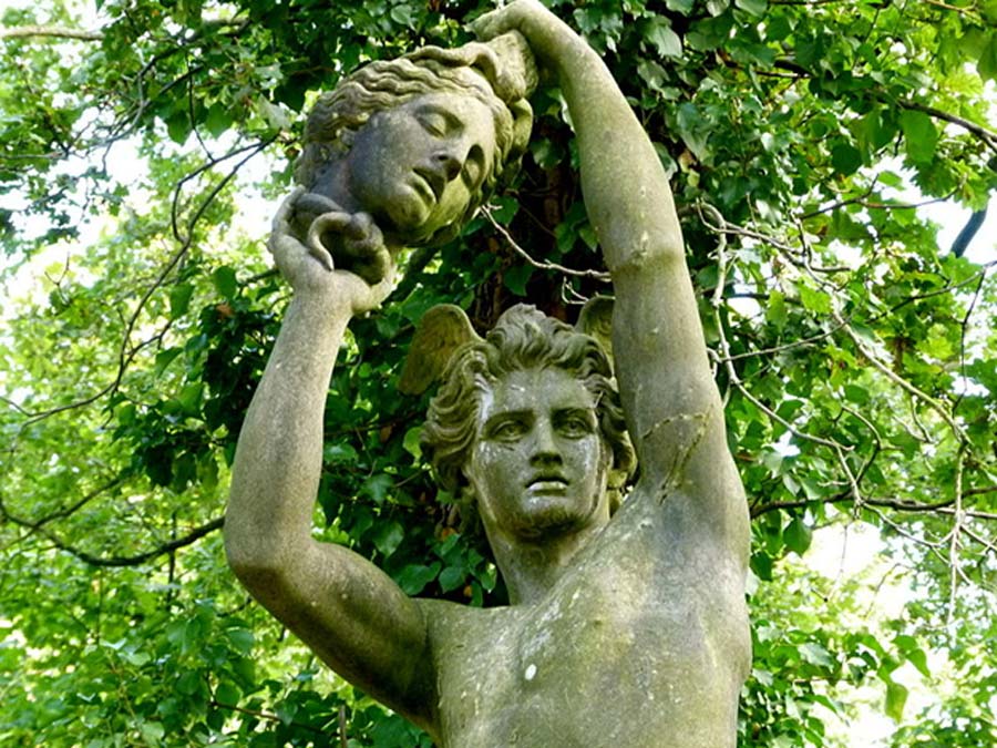 Perseus holding the head of Medusa, sculpture in Jardin d'Agronomie Tropicale. (CC0)