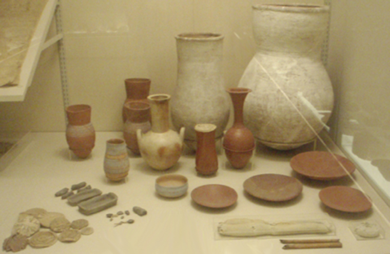 Pottery, dishes, and other miscellaneous items from the embalming cache of Tutankhamun. (CC BY-SA 2.5)