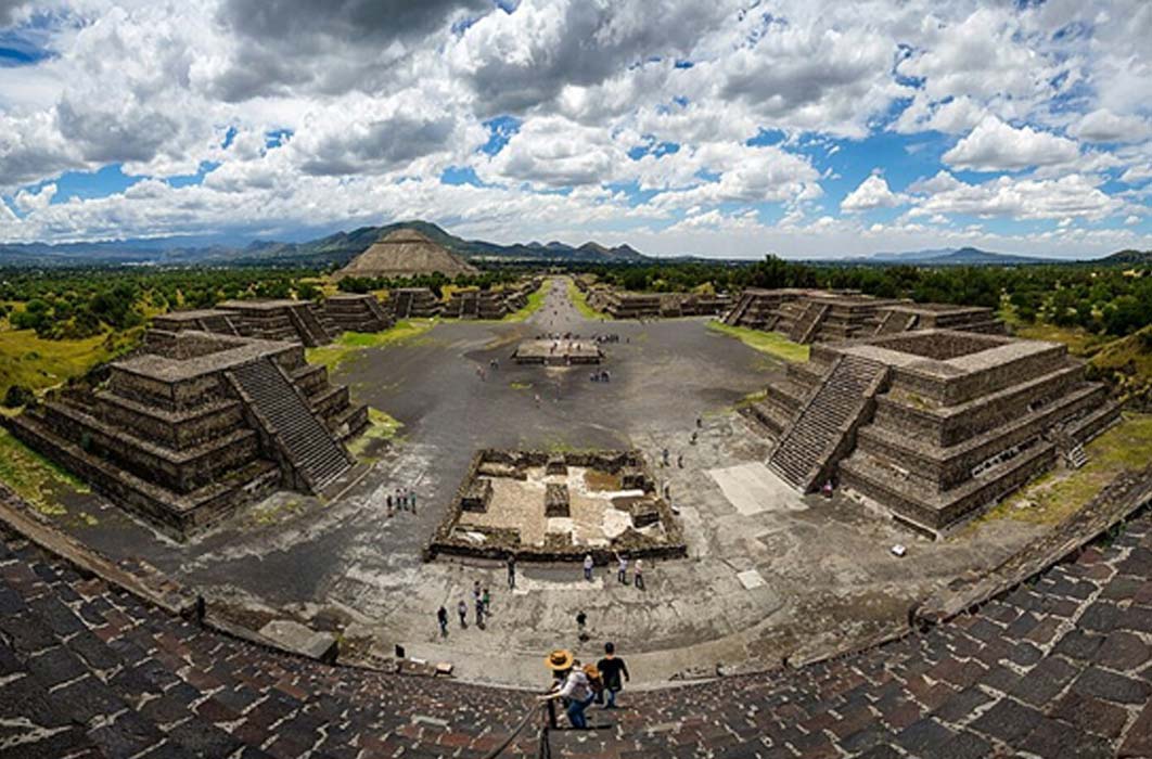 Panoramic view from the summit of the Pyramid of the Moon, with the Pyramid of the Sun on the far left (Rene Trohs /  CC BY-SA 4.0)