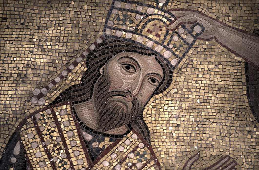 Roger II receives the Royal Crown from the hand of Jesus Christ. Mosaic of the 12th century in S. Maria dell'Ammiraglio (Martorana) in Palermo. (CC BY-SA 4.0)
