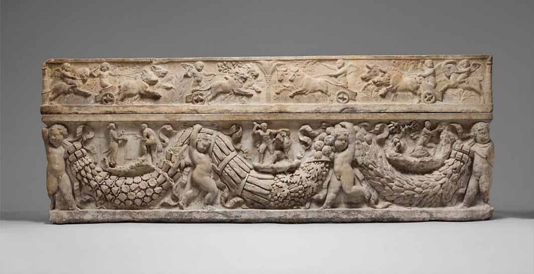 Roman marble sarcophagus with garlands and the myth of Theseus and Ariadne. 130-150 AD. (Public domain)