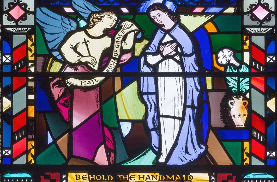 Behold the Handmaiden of the Lord. The Annunciation on the stained glass in church St Etheldreda by Charles Blakeman (1953) (Renáta Sedmáková/ Adobe Stock)