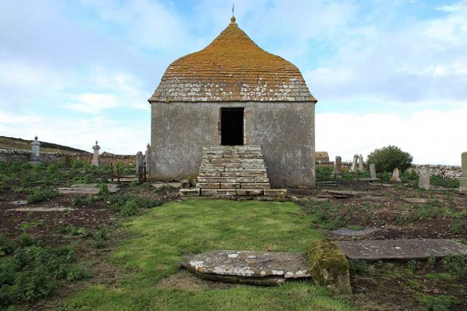 The Sinclair burial mausoleum at Ulbster is located upon the foundations of St Martin’s Chapel and was built using its stones. Location: 58° 21′ 31.57″ N, 3° 8′ 12.12″ W. CC BY-SA 2.0 (Doug Lee / CC BY-SA 2.0)