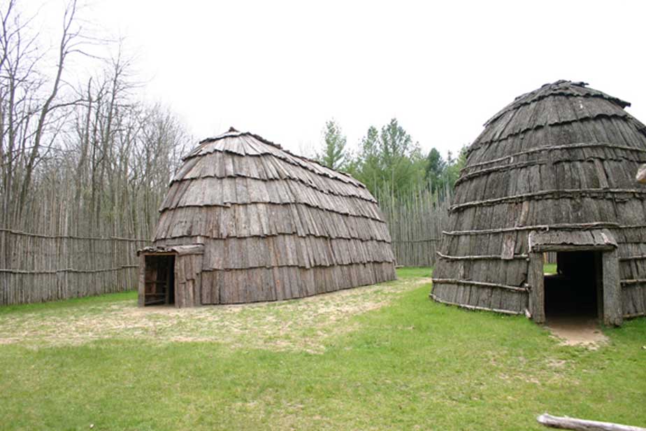 Ska-Nah-Doht, established in 1973, depicts a typical Iroquois/Haudenosaunee settlement from 1,000 years ago, based on archaeological data and oral tradition. 