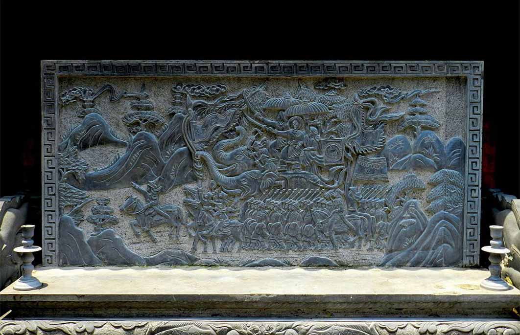 Hai Bà Trưng Temple in Hanoi, Vietnam, depicting the Trung sisters riding the elephants and their army (Guerinf / CC BY-SA 4.0)