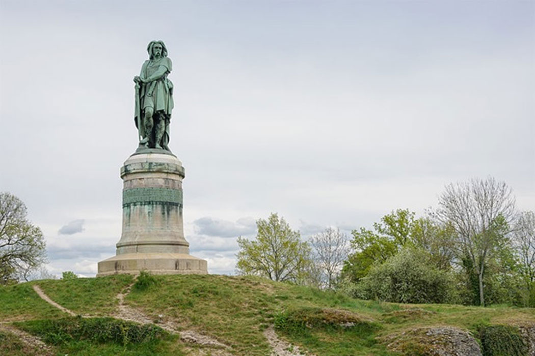 The Monument to Vercingetorix is an 1865 copper statue dominating the village of Alise-Sainte-Reine in Côte-d'Or in Bourgogne-Franche-Comté, located at the top of Mont Auxois at the Gallic oppidum of Alésia, where the defeat of Vercingétorix occurred. (CC BY-SA 4.0)