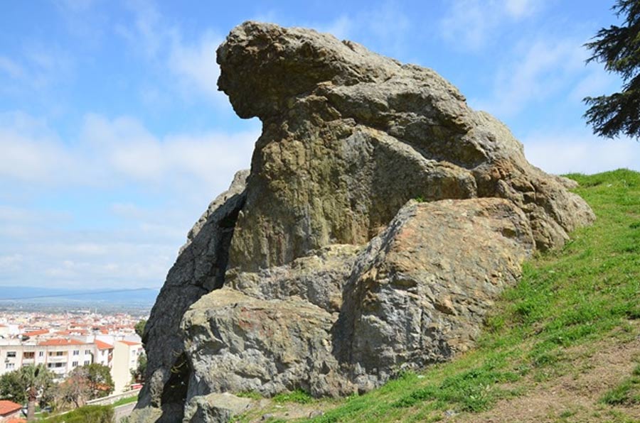 The Weeping Rock in Mount Sipylus, Manisa, Turkey, known as Niobe's Rock, a rock in the shape of a weeping woman, which the ancient Greeks believed to be Niobe. (CC BY-SA 2.0)