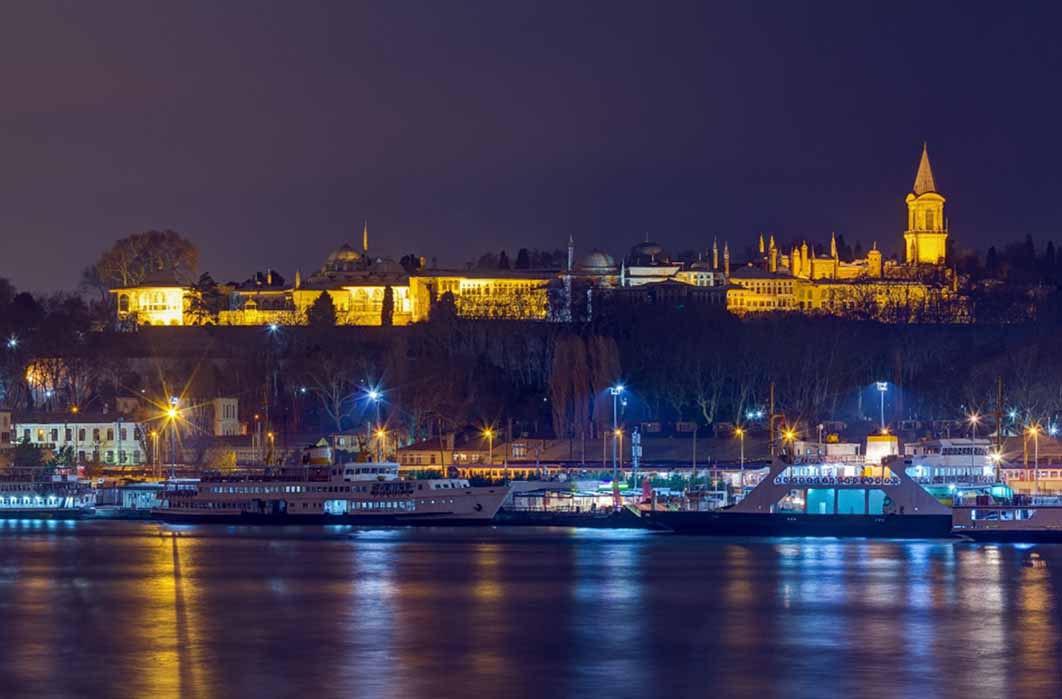 Night view of Topkapi Palace from across the Bosphorus (Lefteris Papaulakis  / Adobe Stock)