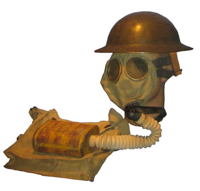 US WWI Gas mask with bag. (CC BY-SA 3.0)