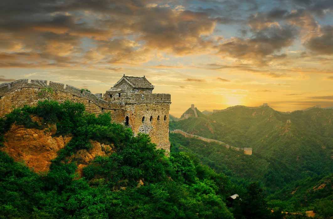 Great Wall of China stretching forever into the distance (MICHEL / Adobe Stock)