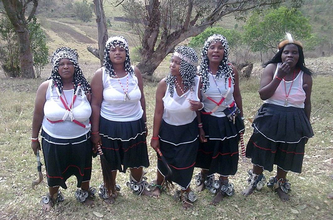 Five sangomas at an Umgido Ceremony in Zululand (Wizzy/ CC BY-SA 3.0)