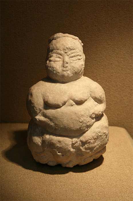 A mother goddess statuette from Canhasan, an archaeological site in Turkey. This figurine, along with other mother goddess figurines found in Canhasan, is thought to be evidence of a continual matriarchal society in central Anatolia during the Chalcolithic Age. (Noumenon / CC BY-SA 3.0)