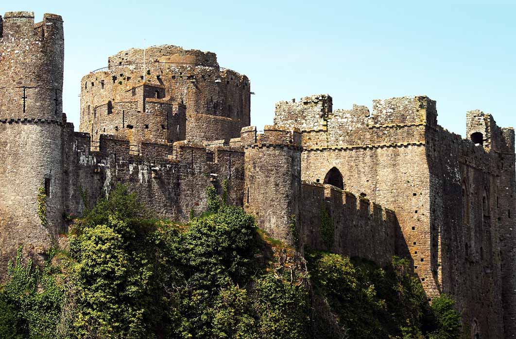 The impressive walls of Pembroke Castle in Wales (Geoff Pickering/ Adobe Stock)