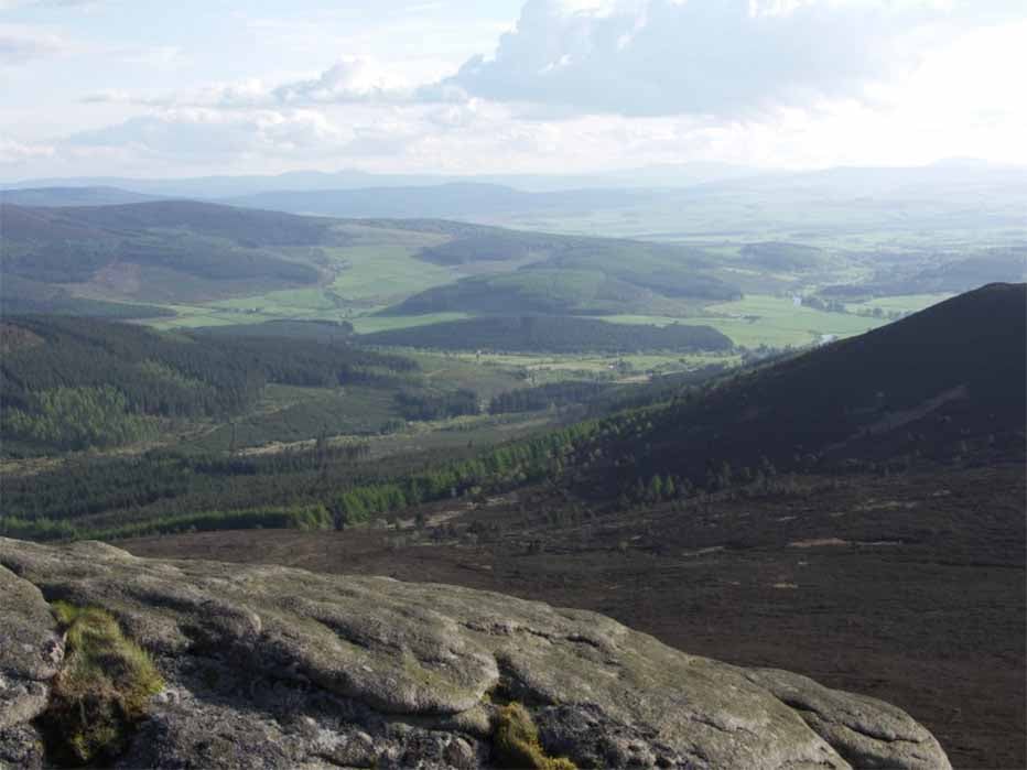 Rural Aberdeenshire, looking from the heights of Bennachie towards the lower-lying land in which Roman camps were situated (CC BY-SA 3.0)