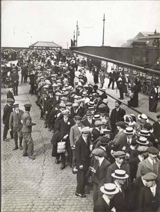 "Pals" departing from Preston railway station, August 1914 (Public Domain)
