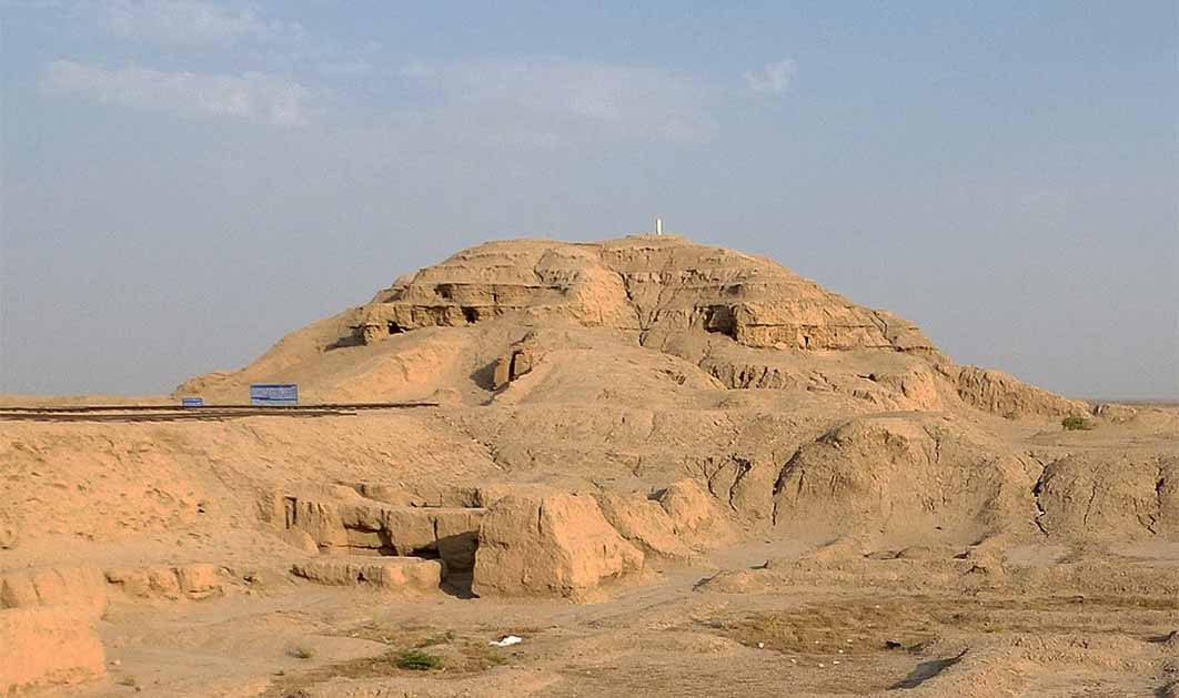 Remains of the ziggurat of Uruk, dominating the landscape – the temple would have towered on top (CC BY-SA 2.0)