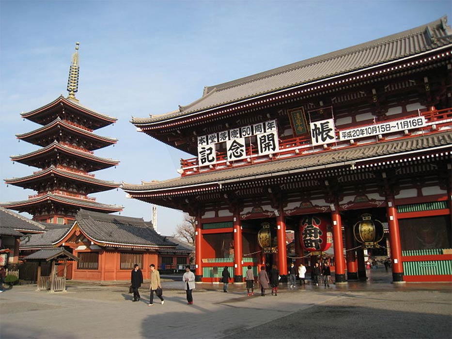 Hozomon and pagoda, Sensoji Temple, Asakusa, Tokyo, Japan. (Public Domain)