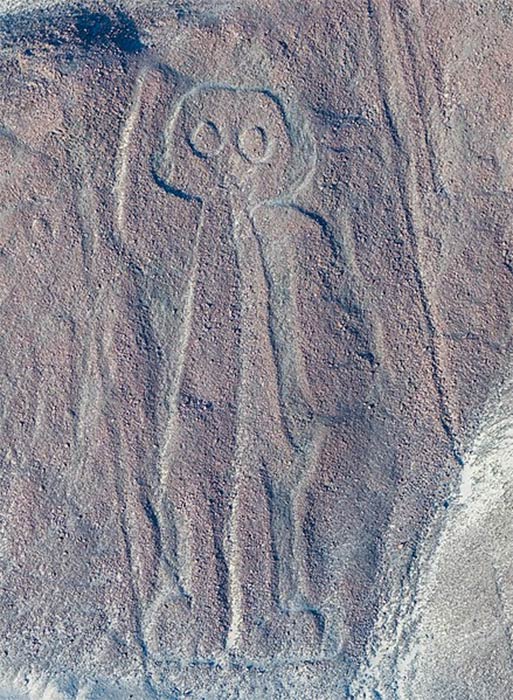 An aerial view of the ‘Owlman’ of the Nazca lines has been interpreted as an ‘Astronaut’, but was actually created with lines of piled rocks between 500 BC and 500 AD. (Diego Delso/ CC BY-SA 4.0)