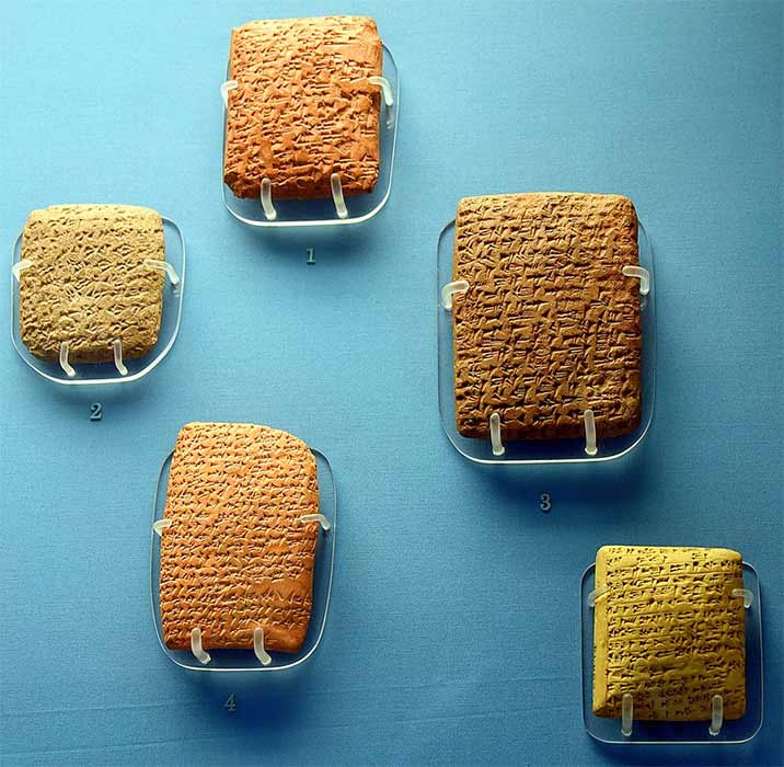 Five Amarna letters on display at the British Museum, London. (Osama Shukir Muhammed Amin/ CC BY-SA 4.0)