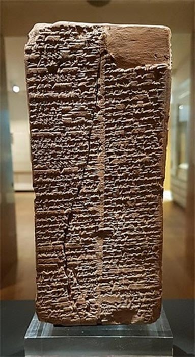 Angles of the Sumerian King list. Left: Ashmolean Museum. (Public Domain) and right: The Weld-Blundell Prism, (Gts-tg /  CC BY-SA 4.0)