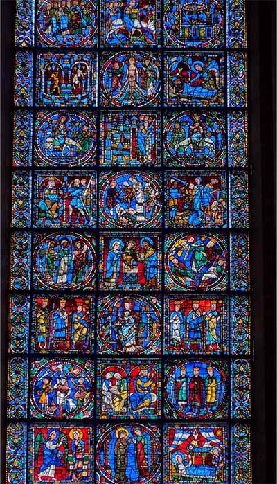 Stained-glass windows of Chartres Cathedral ( glacex / Adobe Stock)