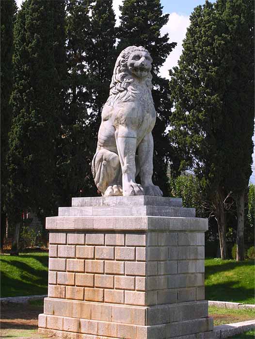 Lion of Chaenorea the monument stood at the edge of a quadrangular enclosure where the skeletons of 254 men laid out in seven rows were found buried within it.  (CC BY-SA 3.0)