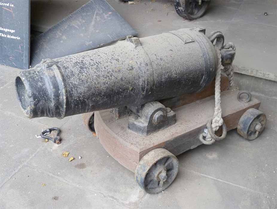 A carronade, a short squat cannon from the former Carron Works in Britain (Kim Traynor/ CC BY-SA 3.0)