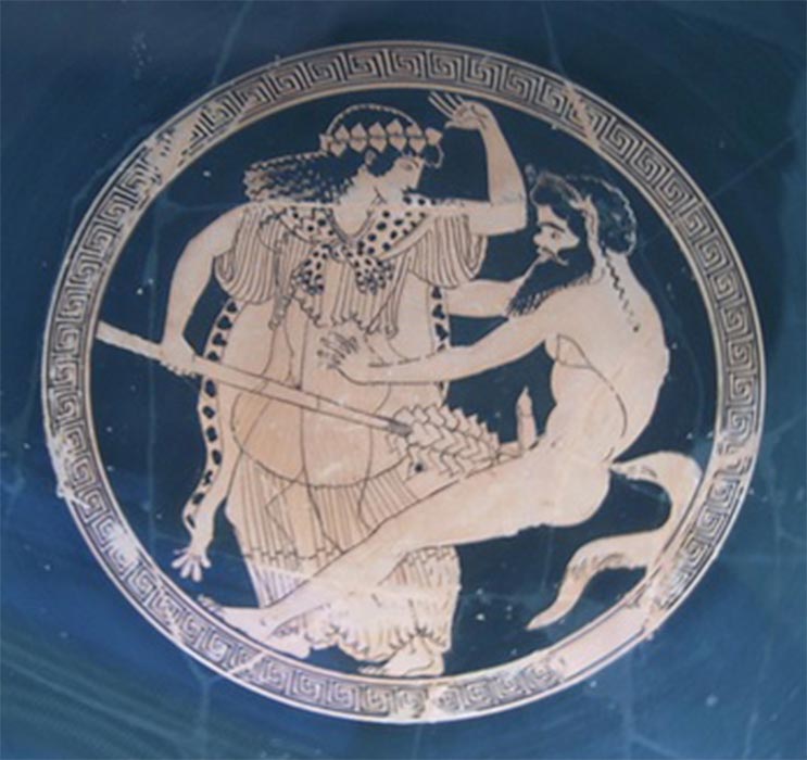 A Maenad thrusting her Thyrus at an enemy. Kylix Munich Macron 2 (Marcus Cyron / CC BY-SA 3.0)