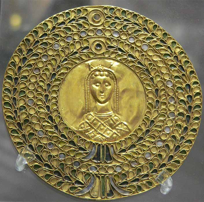 Golden medallion with portrait of Licinia Eudoxia, Empress of Roman Empire (Clio20/ CC BY-SA 3.0)