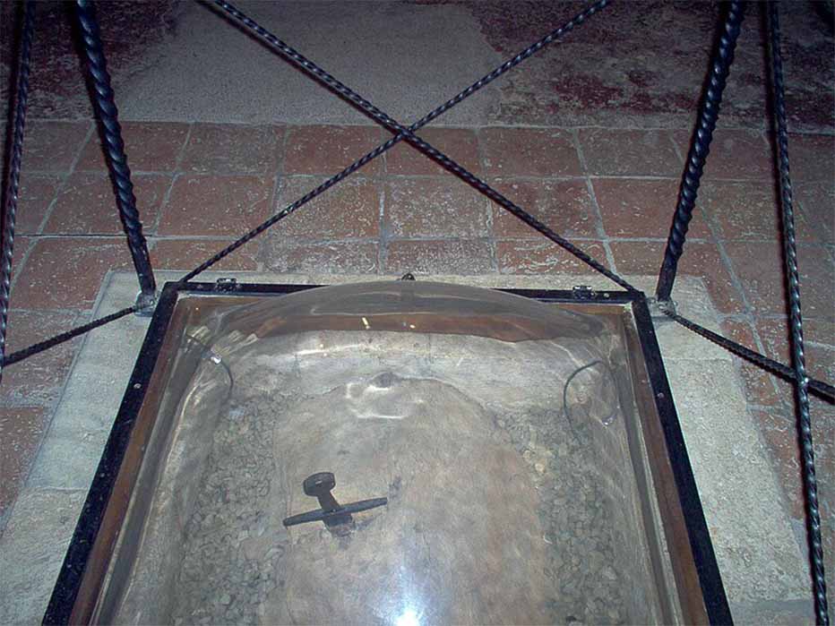 San Galgano's sword in the stone at Monteseipi Chapel (Alexmar983 /CC BY-SA 3.0)